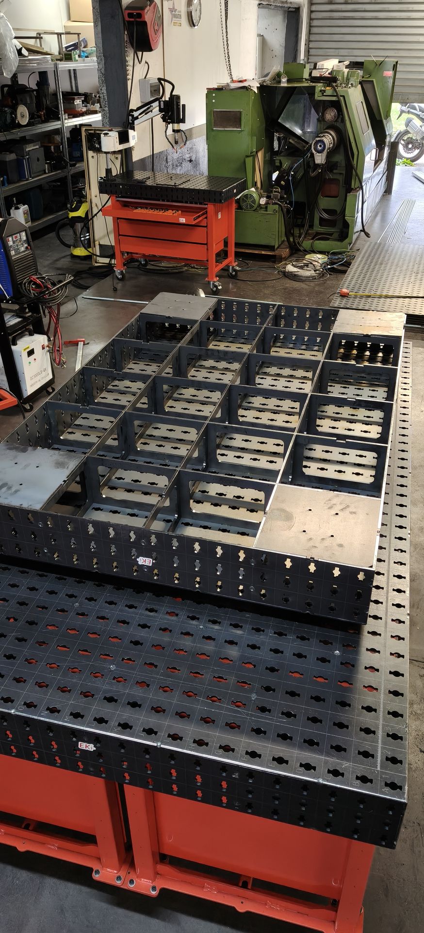 Vue d'une table EKI assemblée sur une table EKI