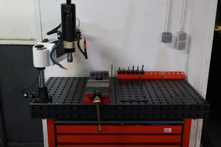 Poste de travail taraudage sur une EKI120